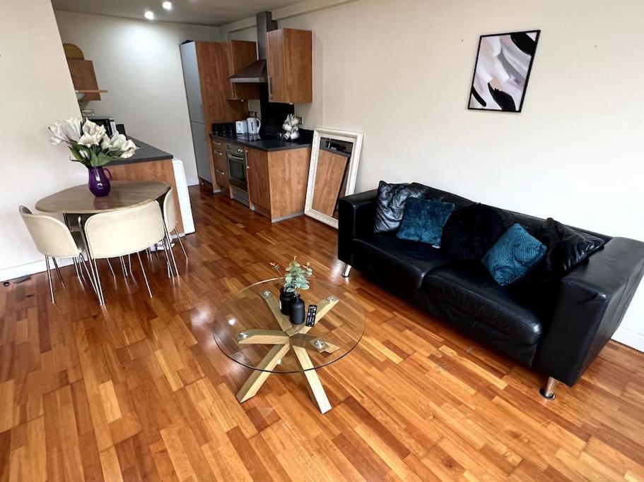 Entire Flat, 2 Bedroom & 2 Bathrooms In เบอร์มิงแฮม ภายนอก รูปภาพ