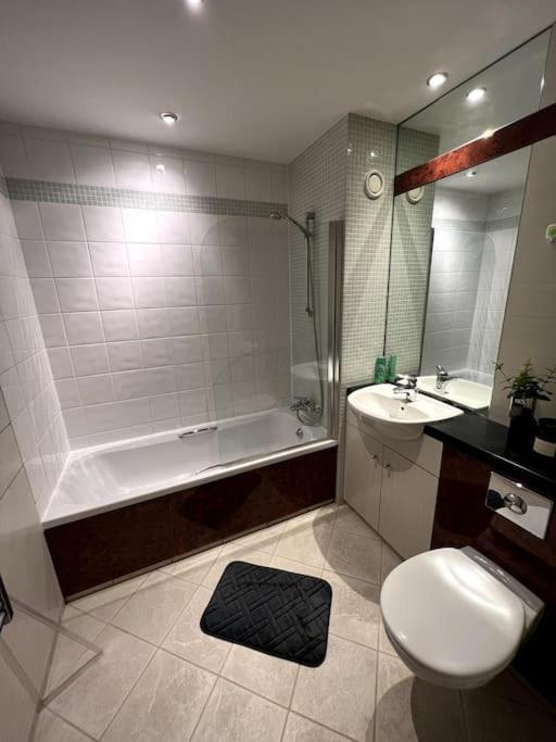Entire Flat, 2 Bedroom & 2 Bathrooms In เบอร์มิงแฮม ภายนอก รูปภาพ